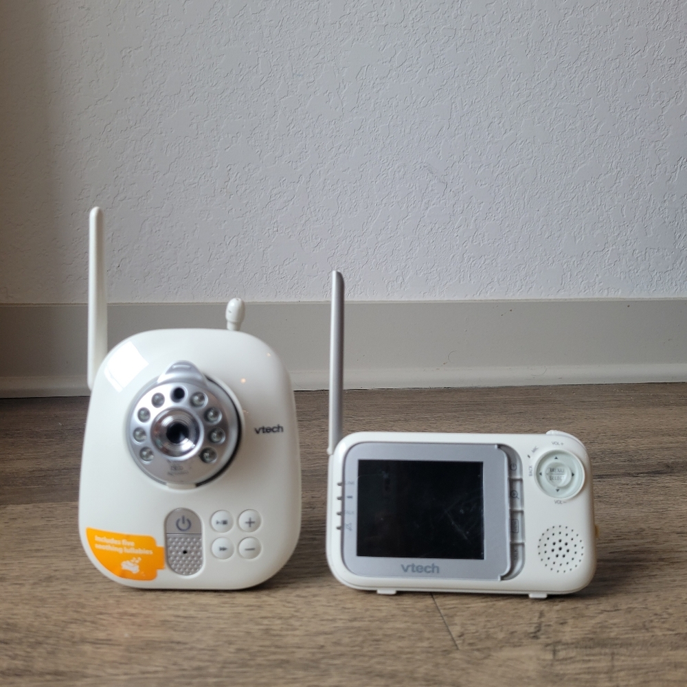 VTech VM321 Video Baby Monitor with Automatic Infrared Night Vision, Adjustable
